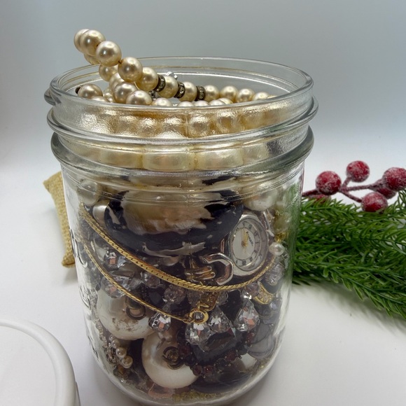 Elegant Pearl and Gold Jewelry Jar 🏺 Collection - Picture 9 of 17